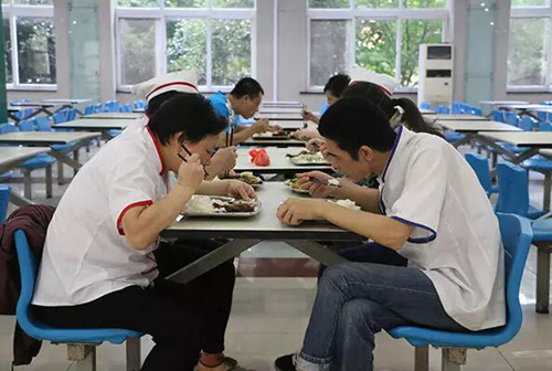 食堂里每天都在發生些什么，你一定不知道