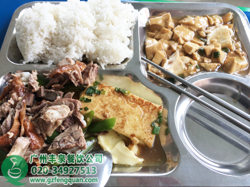 驚!不敢相信公司承包的食堂,十塊錢四菜一湯